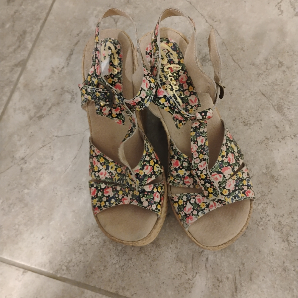 Sbicca vintage collection,Size 9 cream color with flowers on the front of shoe.